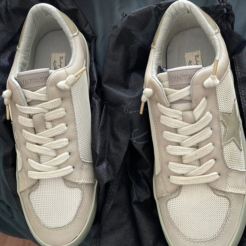 Never worn Vintage Havana sneakers!